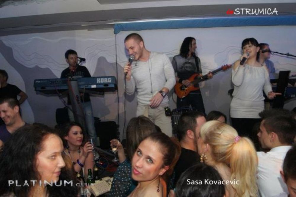 Pop pevač Saša Kovačević napravio je fantastičnu atmosferu u Makedoniji . Šarmantni pevač nastupao je pred 1500 ljudi, u Strumici, u klubu Platinum. On je nastupio na Uskrs i još jednom dokazao zašto je jedan od najtraženijih srpskih pevača. Veče pre toga Saša