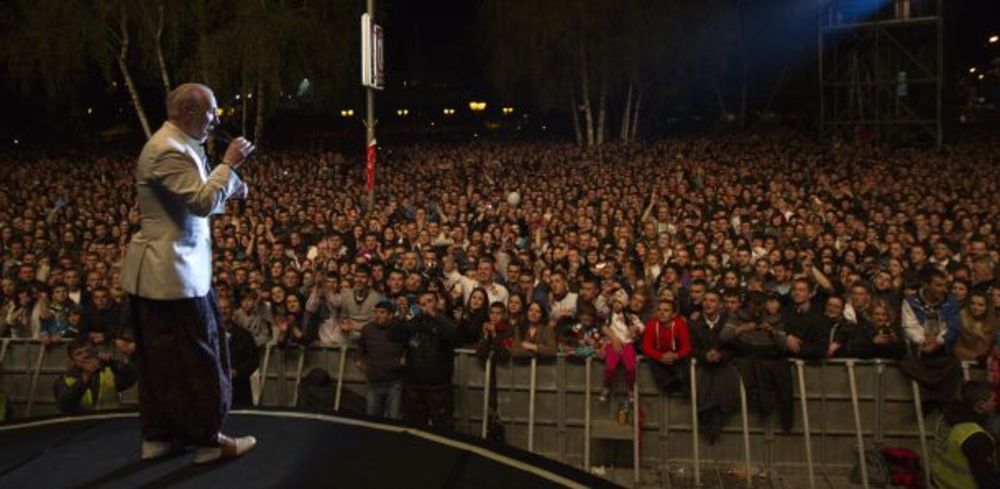 Poznati pevač nastupio je u Novom Pazaru, a sledeći koncert održaće 27. aprila u novosadskoj hali Spens. Dino Merlin održao je sinoć pred više od 70.000 ljudi koncert u Novom Pazaru. Publiku, koja je dugo čekala ovaj koncert, čak ni kiša nije mogla sprečiti da