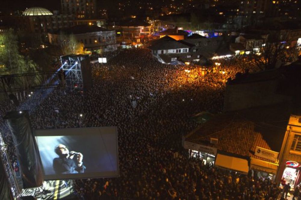 Poznati pevač nastupio je u Novom Pazaru, a sledeći koncert održaće 27. aprila u novosadskoj hali Spens. Dino Merlin održao je sinoć pred više od 70.000 ljudi koncert u Novom Pazaru. Publiku, koja je dugo čekala ovaj koncert, čak ni kiša nije mogla sprečiti da