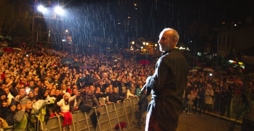 Poznati pevač nastupio je u Novom Pazaru, a sledeći koncert održaće 27. aprila u novosadskoj hali Spens. Dino Merlin održao je sinoć pred više od 70.000 ljudi koncert u Novom Pazaru. Publiku, koja je dugo čekala ovaj koncert, čak ni kiša nije mogla sprečiti da