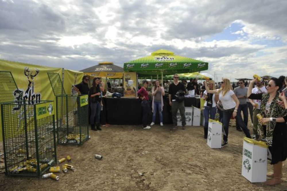 Na  petom  ekološkom  Supernatural festivalu, koji slavi međunarodni Dan planete Zemlje, u okviru društveno odgovorne akcije Apatinske pivare Reciklirajte i Vi! održano je takmičenje poznatih u ubacivanju praznih limenki u ReCan kontejner za reciklažu. U ulozi