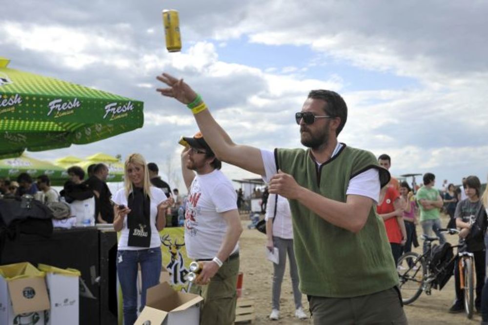 Na  petom  ekološkom  Supernatural festivalu, koji slavi međunarodni Dan planete Zemlje, u okviru društveno odgovorne akcije Apatinske pivare Reciklirajte i Vi! održano je takmičenje poznatih u ubacivanju praznih limenki u ReCan kontejner za reciklažu. U ulozi