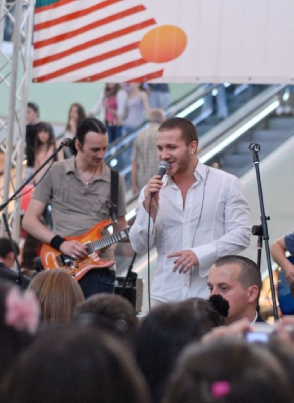 Popularni pevač održao je veliki koncert u atrijumu tržnog centra Plaza na oduševljenje publike, naročito brojnih obožavateljki koje su požurile su na njegov nastup. Za Sašin koncert vladao je veliko interesovanje, pa je i radio Bravo iz Kragujevca rešio da už