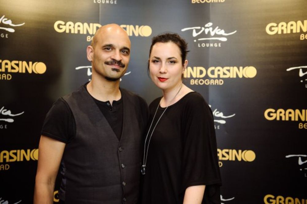 Sinoć je u klubu Diva laundž nastupila Estel, svetski priznata muzička zvezda, dobitnica Gremi nagrade, poznata po izuzetnim vokalnim sposobnostima. Estel je po prvi put nastupila u Beogradu i predstavila je publici svoj novi album All of Me. Ovaj muzički spek