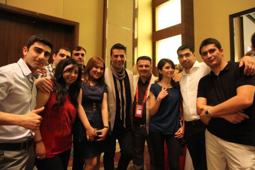 Srpsko veče u Bakuu organizovano je u saradnji sa srpskom ambasadom, a pored ostalih učesnika Eurosonga, domaćini su ugostili i diplomatska predstavništva iz preko 30 zemalja, kao i ljude iz Srbije koji rade u Azerbejdžanu. U prijatnoj atmosferi u Hiltonu, Žel