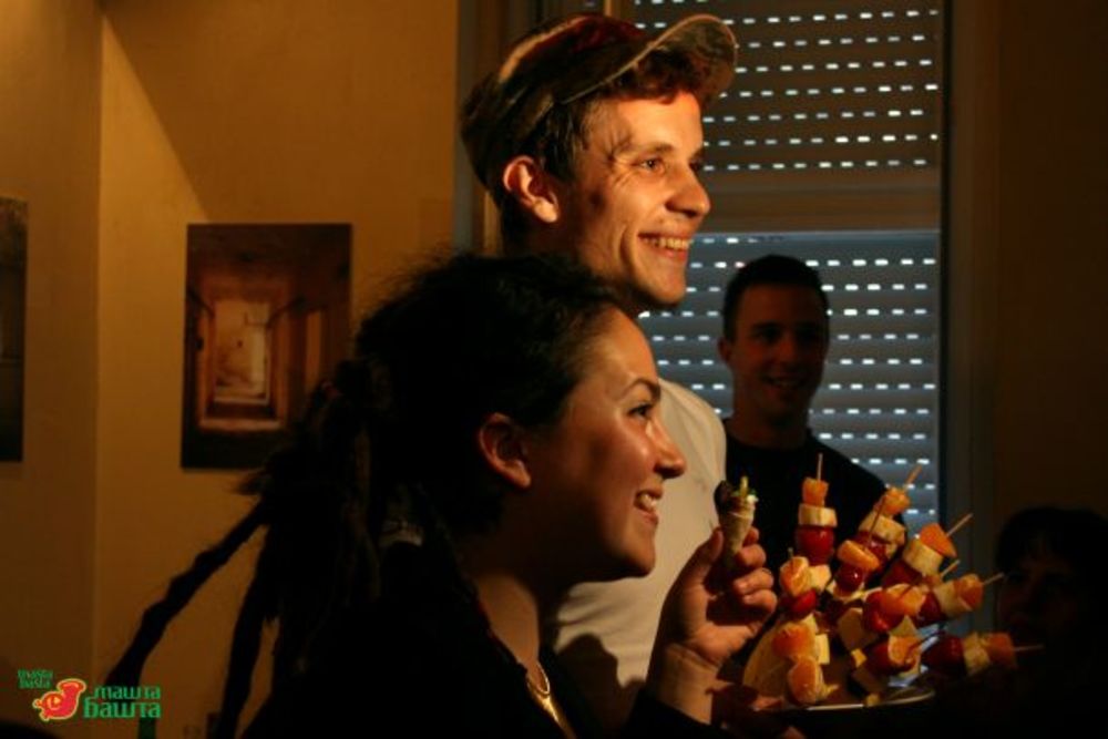 Promocija prvog spota benda Mašta Bašta održana je 18. maja 2012. godine u restoranu Od usta do usta.  Gitarista benda, ujedno i profesionalni kuvar, Vladan Budimirović pripremao je svoje specijalitete uz pomoć ostalih članova Mašte Bašte.
