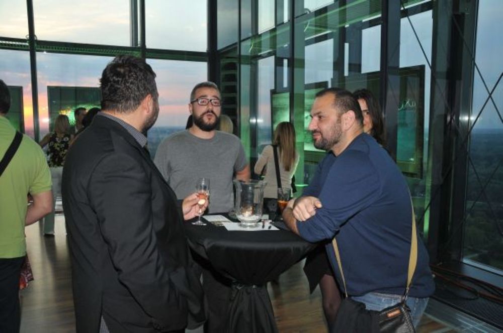 Na dvadeset petom spratu poslovnog centra Ušće u Beogradu protekle subote održana je ižložba fotografija italijanske umetnice Graciele Mileti pod nazivom Sweet water – Salt water. Izložba koja predstavlja kulturnu razmenu grada Trsta i grada Beograda bila je p