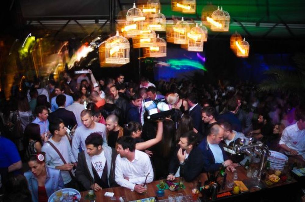 Klub, bar RE:PUBLIKA otvorio se tokom proteklog vikenda uz prisustvo mnogobrojnih poznatih ličnosti.  Otvaranje je počelo oko 21 čas, a za muziku su bili zaduženi di-džejevi Oysha i Mr. Iv. Basta RE:PUBLIKA, koja je na tri nivoa, ubrzo je bila prepuna. U odlič