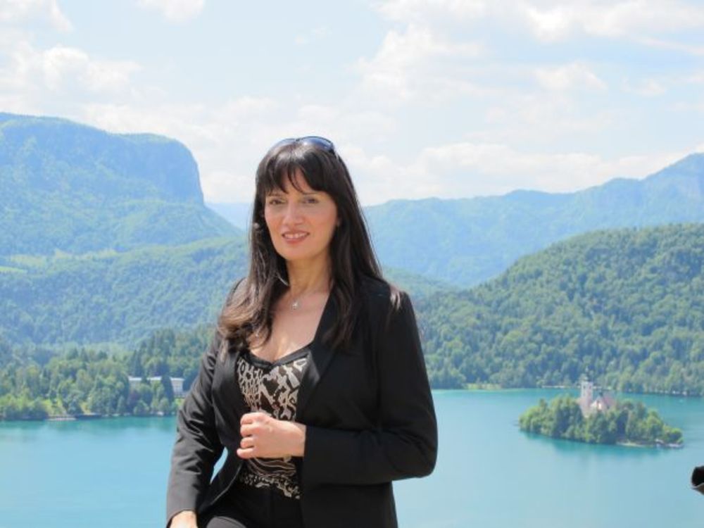 Na Dan mladosti 25. maja Umetnički i press karavan svoje prvo turističko druženje započeo je od Triglava, tačnije uputio se na jezero Bled u Sloveniji. Vesela ekipa odsela je u dvorcu-hotelu Lambergh, a vreme su provodili u obilasku Bleda i njegovih znamenitos