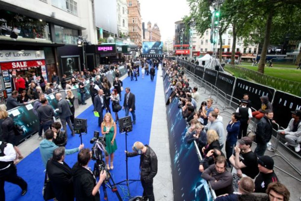 Glumačke zvezde Šarliz Teron, Nomi Rapas, Majkl Fasbender, Gaj Pirs, Idris Elba, Logan Maršal Grin i mnogi drugi prošetali su juče specijalnim plavim tepihom na londonskoj premijeri filma Prometheus 3D. Poznati glumci pridružili su se reditelju Ridliju Skotu n