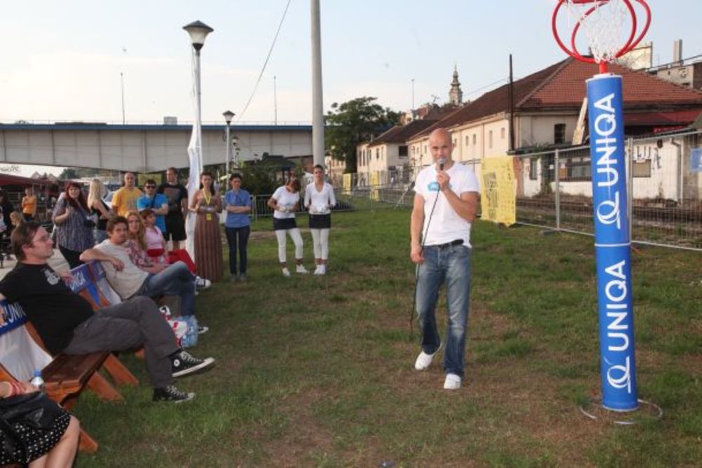 Doktor Saša Plećević Feelgood održao je javni čas vežbanja u UNIQA Feel good zoni u okviru Mikser festivala. Posle napornog dana, prisutni su mogli da se opuste uz vežbe relaksacije i u neformalnom razgovoru sa dr Feelgoodom saznaju šta sve mogu da učine kako