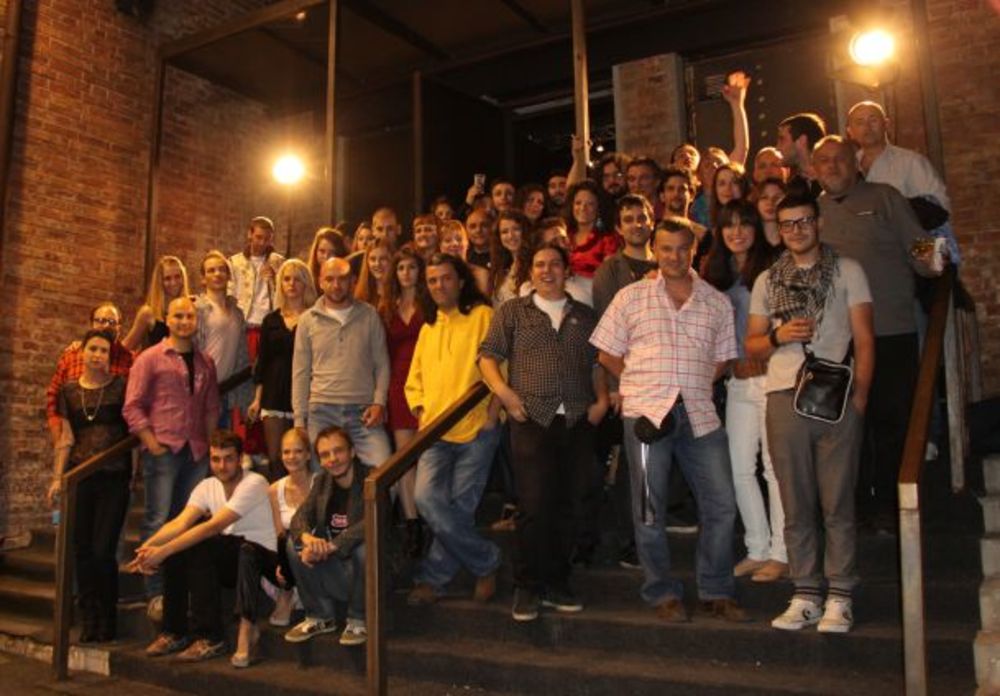 Na konferenciji za medije novinarima su se obratili reditelj Kosta Đorđević i mladi glumci Nikola Rakočević, Dragana Dabović, Marko Janketić i Ivan Mihajlović a slavlju u beogradskom klubu Fabrika pridružili su se i Jelisaveta Seka Sablić, Radoslav Milenković