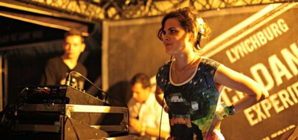 Naš dragi festivalski domaćin, gospodin Jack , krenuo je na petu letnju turneju u okviru koje ponovo dolazi na Exit festival. Autentični američki JDX  truck bar, treće leto zaredom predstavlja kapiju  za specijalnu zabavu i sofisticirani sadržaj koje redovni f