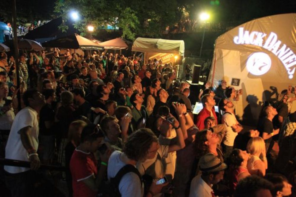 Naš dragi festivalski domaćin, gospodin Jack , krenuo je na petu letnju turneju u okviru koje ponovo dolazi na Exit festival. Autentični američki JDX  truck bar, treće leto zaredom predstavlja kapiju  za specijalnu zabavu i sofisticirani sadržaj koje redovni f