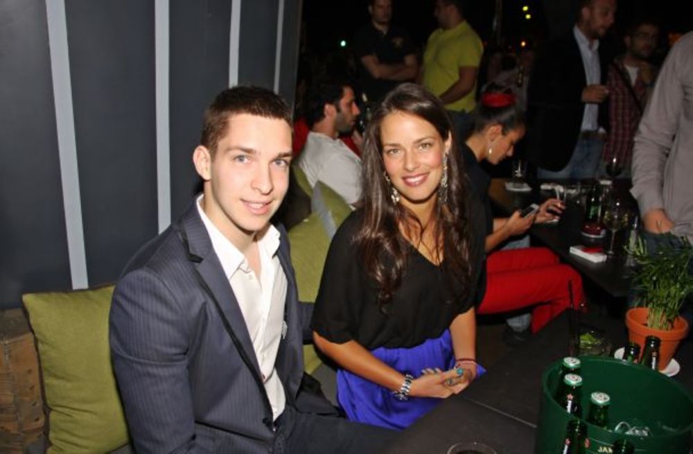 Glavno mesto za noćni provod poznatih prošle nedelje bio je Central Park, a veliki broj javnih ličnosti odlično se provodio na svečanom otvaranju. Domaćica večeri Marija Kilibarda u veselom raspoloženju dočekivala je goste, koji su se provodili uz zvuke strane