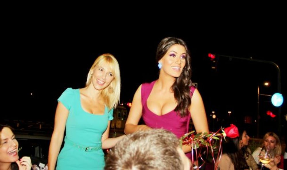 Glavno mesto za noćni provod poznatih prošle nedelje bio je Central Park, a veliki broj javnih ličnosti odlično se provodio na svečanom otvaranju. Domaćica večeri Marija Kilibarda u veselom raspoloženju dočekivala je goste, koji su se provodili uz zvuke strane