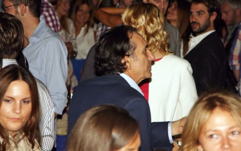 Glavno mesto za noćni provod poznatih prošle nedelje bio je Central Park, a veliki broj javnih ličnosti odlično se provodio na svečanom otvaranju. Domaćica večeri Marija Kilibarda u veselom raspoloženju dočekivala je goste, koji su se provodili uz zvuke strane