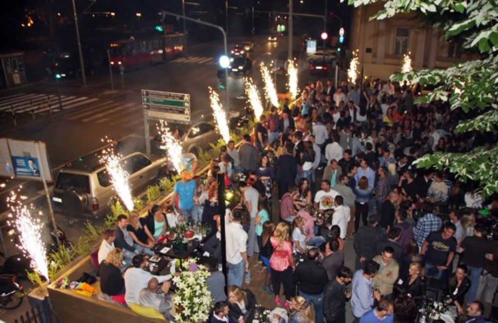 Glavno mesto za noćni provod poznatih prošle nedelje bio je Central Park, a veliki broj javnih ličnosti odlično se provodio na svečanom otvaranju. Domaćica večeri Marija Kilibarda u veselom raspoloženju dočekivala je goste, koji su se provodili uz zvuke strane