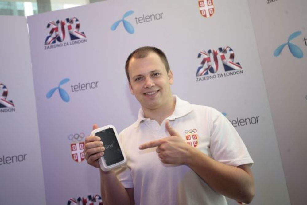Kompanija Telenor, generalni sponzor Olimpijskog tima Srbije, u saradnji sa kompanijom HTC poklonila je mobilne telefone i posebne pakete sportistima Srbije koji ce predstavljati zemlju na Olimpijskim igrama u Londonu, sa ciljem da ih i na taj nacin podrzi i o