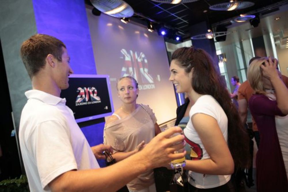 Kompanija Telenor, generalni sponzor Olimpijskog tima Srbije, u saradnji sa kompanijom HTC poklonila je mobilne telefone i posebne pakete sportistima Srbije koji ce predstavljati zemlju na Olimpijskim igrama u Londonu, sa ciljem da ih i na taj nacin podrzi i o