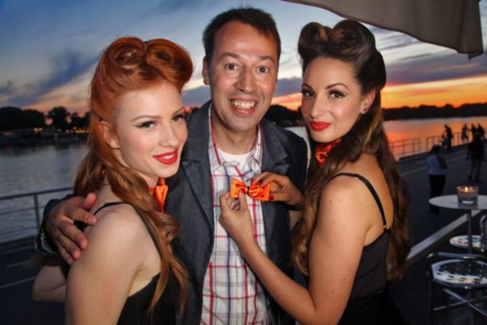 Povodom proslave 20 godina poslovanja na srpskom tržištu, marketinška agencija Domino Communications organizovala je veliku žurku u poznatom prestoničkom klubu Komunale. Priliku da im čestitaju i požele ništa manje uspešne predstojeće godine iskoristili su i N