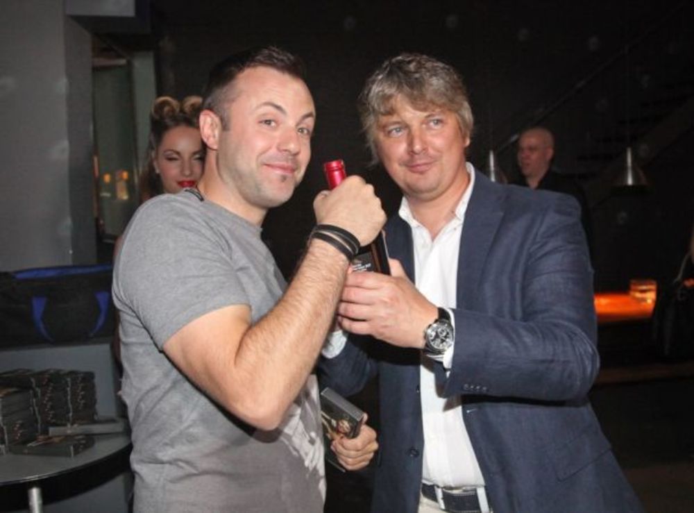 Povodom proslave 20 godina poslovanja na srpskom tržištu, marketinška agencija Domino Communications organizovala je veliku žurku u poznatom prestoničkom klubu Komunale. Priliku da im čestitaju i požele ništa manje uspešne predstojeće godine iskoristili su i N