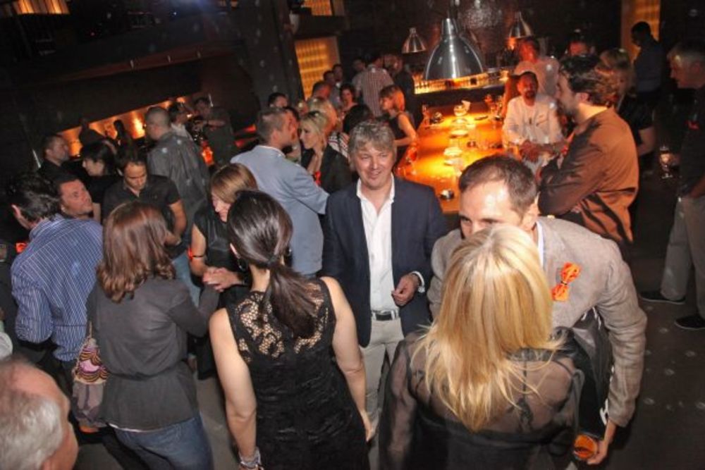 Povodom proslave 20 godina poslovanja na srpskom tržištu, marketinška agencija Domino Communications organizovala je veliku žurku u poznatom prestoničkom klubu Komunale. Priliku da im čestitaju i požele ništa manje uspešne predstojeće godine iskoristili su i N