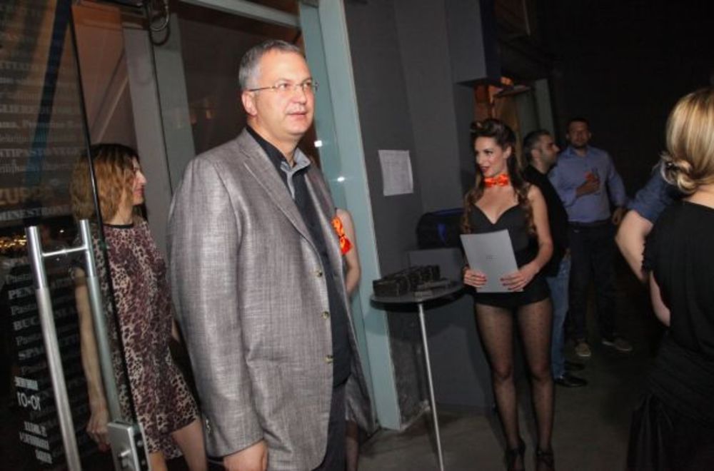 Povodom proslave 20 godina poslovanja na srpskom tržištu, marketinška agencija Domino Communications organizovala je veliku žurku u poznatom prestoničkom klubu Komunale. Priliku da im čestitaju i požele ništa manje uspešne predstojeće godine iskoristili su i N