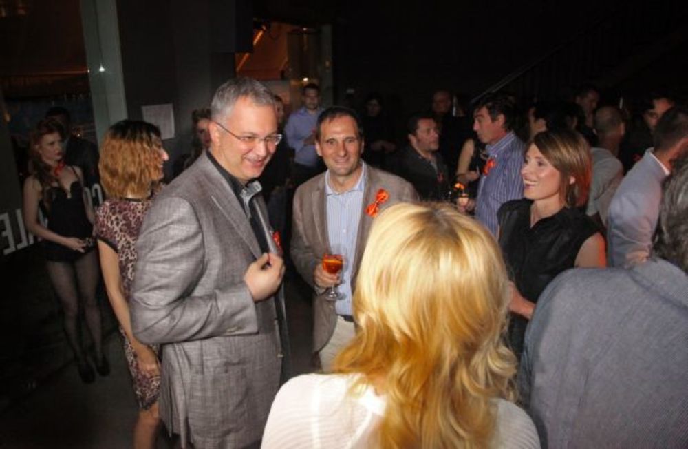 Povodom proslave 20 godina poslovanja na srpskom tržištu, marketinška agencija Domino Communications organizovala je veliku žurku u poznatom prestoničkom klubu Komunale. Priliku da im čestitaju i požele ništa manje uspešne predstojeće godine iskoristili su i N