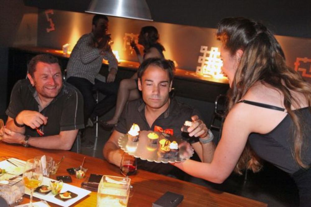 Povodom proslave 20 godina poslovanja na srpskom tržištu, marketinška agencija Domino Communications organizovala je veliku žurku u poznatom prestoničkom klubu Komunale. Priliku da im čestitaju i požele ništa manje uspešne predstojeće godine iskoristili su i N