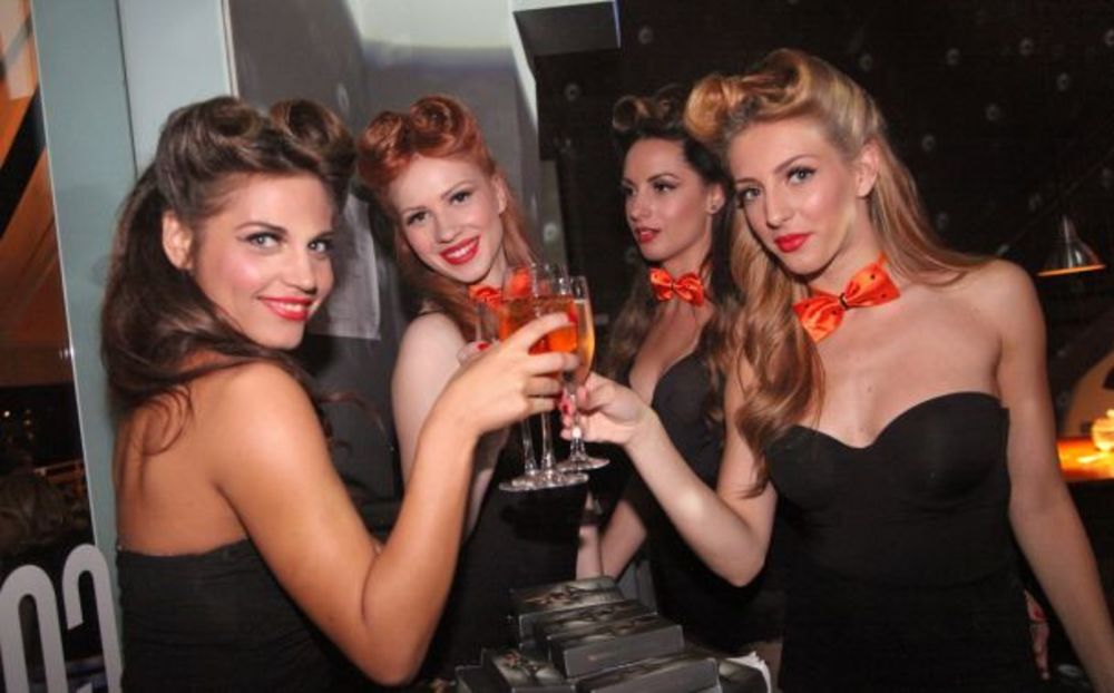 Povodom proslave 20 godina poslovanja na srpskom tržištu, marketinška agencija Domino Communications organizovala je veliku žurku u poznatom prestoničkom klubu Komunale. Priliku da im čestitaju i požele ništa manje uspešne predstojeće godine iskoristili su i N