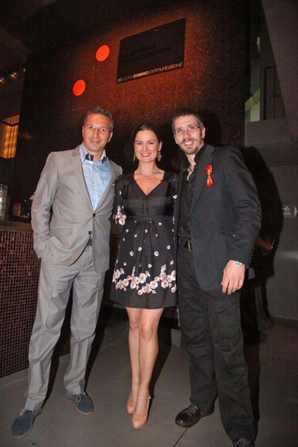 Povodom proslave 20 godina poslovanja na srpskom tržištu, marketinška agencija Domino Communications organizovala je veliku žurku u poznatom prestoničkom klubu Komunale. Priliku da im čestitaju i požele ništa manje uspešne predstojeće godine iskoristili su i N