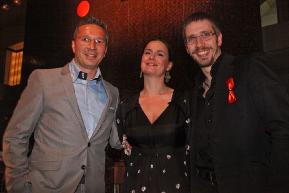 Povodom proslave 20 godina poslovanja na srpskom tržištu, marketinška agencija Domino Communications organizovala je veliku žurku u poznatom prestoničkom klubu Komunale. Priliku da im čestitaju i požele ništa manje uspešne predstojeće godine iskoristili su i N