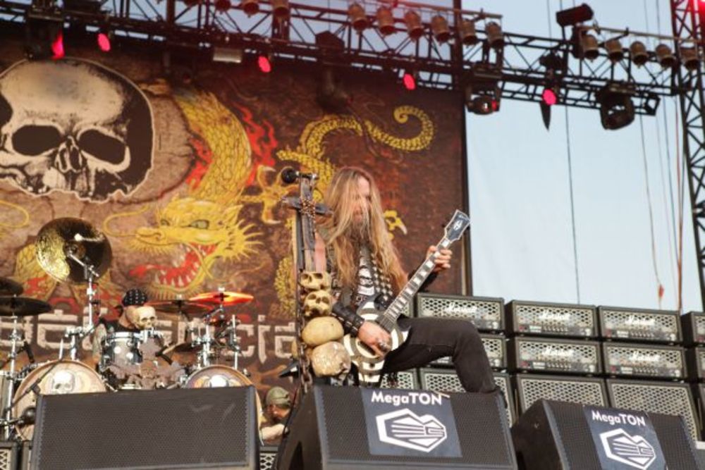 Na binu je prvo izašao norveški black metal bend Satyricon, koji je održao jednočasovnu svirku. Nakon Satyricona, na bini se pojavio Paradise Lost. Zakk Wylde se na bini pojavio sa perjanicom na glavi, u stilu poglavice i zapalio publiku. Dolazak Ian Astburya