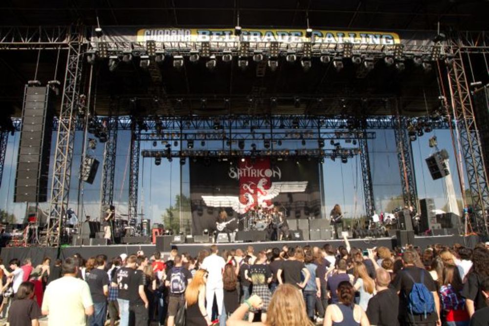 Na binu je prvo izašao norveški black metal bend Satyricon, koji je održao jednočasovnu svirku. Nakon Satyricona, na bini se pojavio Paradise Lost. Zakk Wylde se na bini pojavio sa perjanicom na glavi, u stilu poglavice i zapalio publiku. Dolazak Ian Astburya