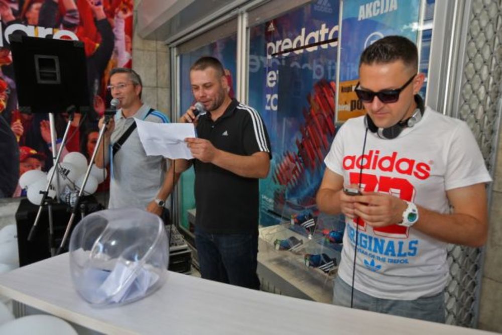 Uoči finala EURO 2012 u Đak radnji u Kolarčevoj 7 u Beogradu, u okviru specijalnog fudbalskog kornera, adidas je organizovao uzbudljiv turnir u stonom fudbalu. Događaju su prisustvovali Viktor Savić, Andrija Kuzmanović, Marko Karadžić, Milan Gromilić, Aleksand