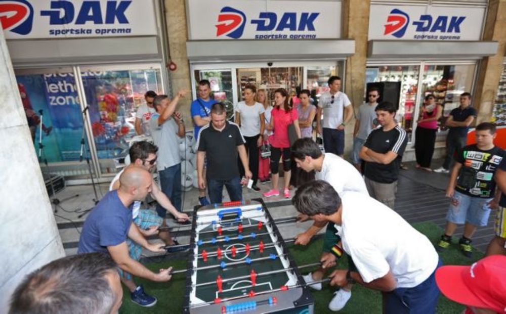 Uoči finala EURO 2012 u Đak radnji u Kolarčevoj 7 u Beogradu, u okviru specijalnog fudbalskog kornera, adidas je organizovao uzbudljiv turnir u stonom fudbalu. Događaju su prisustvovali Viktor Savić, Andrija Kuzmanović, Marko Karadžić, Milan Gromilić, Aleksand