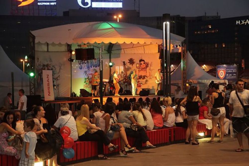 Popularni pevač održao nezaboravan koncert ispred UŠĆE Shopping centra na radost brojnih obožavatelja. Ljubitelji pop zvuka nisu ostali ravnodušni nakon koncerta popularnog Bojana Marovića koji je svojim zavodljivim hitovima priredio sjajan provod posetiocima