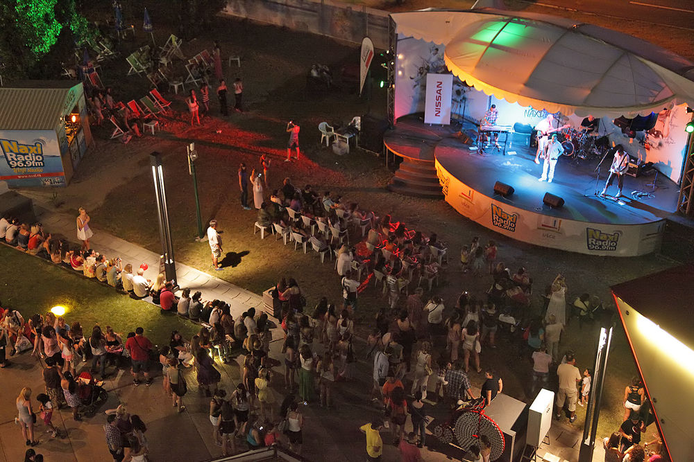 Popularni pevač održao nezaboravan koncert ispred UŠĆE Shopping centra na radost brojnih obožavatelja. Ljubitelji pop zvuka nisu ostali ravnodušni nakon koncerta popularnog Bojana Marovića koji je svojim zavodljivim hitovima priredio sjajan provod posetiocima