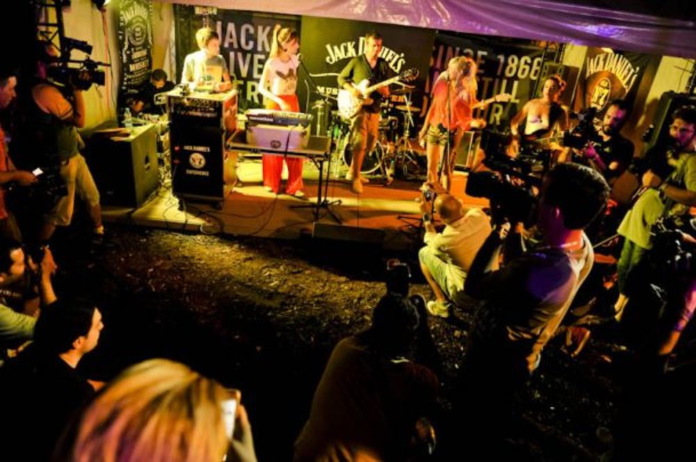 Tokom druge festivalske večeri, najbolja zabava na Petrovaradinskoj tvrdjavi bila je u udobnom kutku JDX Backstage-a. Muzički program otvorio je britanski bend The Duke Spirit koji je sat vremena pre svog nastupa na glavnoj festivalskoj bini izveo specijalni a