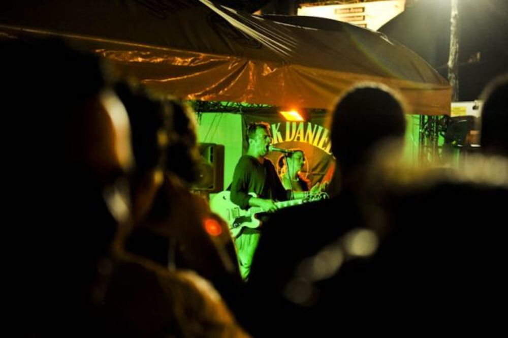 Tokom druge festivalske večeri, najbolja zabava na Petrovaradinskoj tvrdjavi bila je u udobnom kutku JDX Backstage-a. Muzički program otvorio je britanski bend The Duke Spirit koji je sat vremena pre svog nastupa na glavnoj festivalskoj bini izveo specijalni a