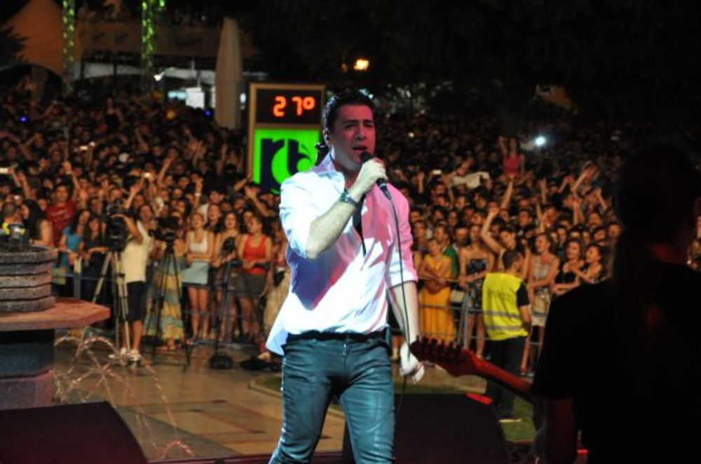 Željko Joksimović sinoć je priredio pravi spektakl publici u Prilepu koja je posle više godina iščekivanja jednog od najpopularnijih kompozitora i izvođača u regionu najzad imala priliku da uživa u njegovom koncertu. Na manifestaciji Beer fest na Trgu u Prilep