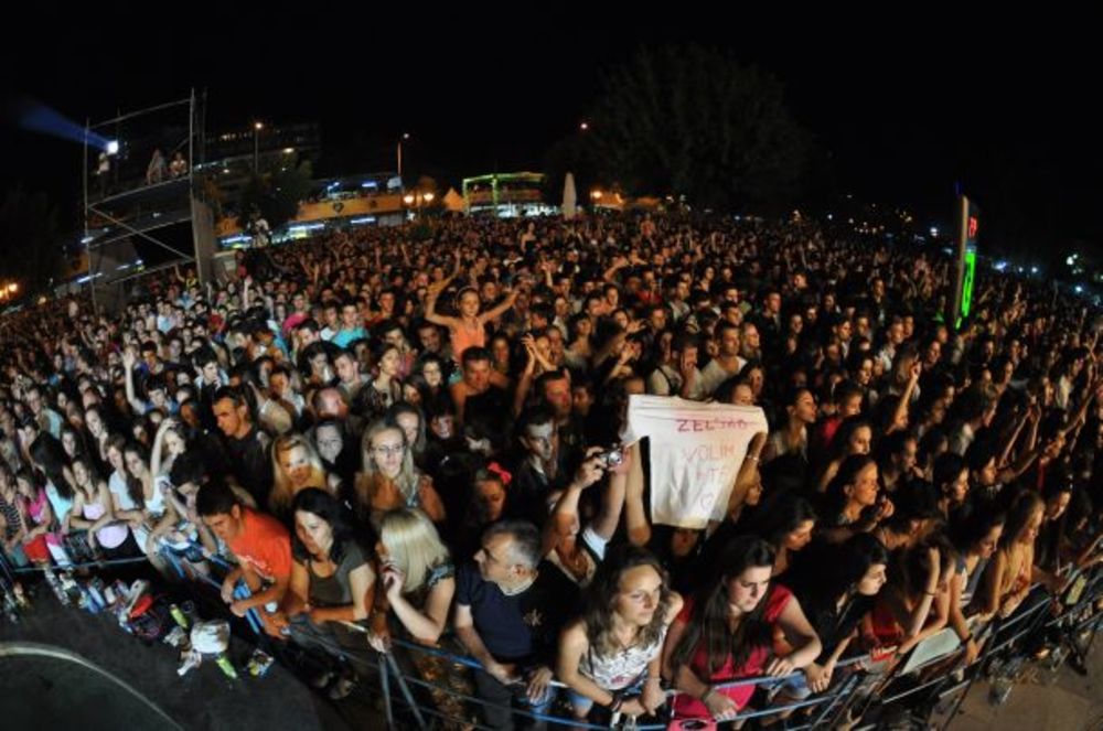 Željko Joksimović sinoć je priredio pravi spektakl publici u Prilepu koja je posle više godina iščekivanja jednog od najpopularnijih kompozitora i izvođača u regionu najzad imala priliku da uživa u njegovom koncertu. Na manifestaciji Beer fest na Trgu u Prilep