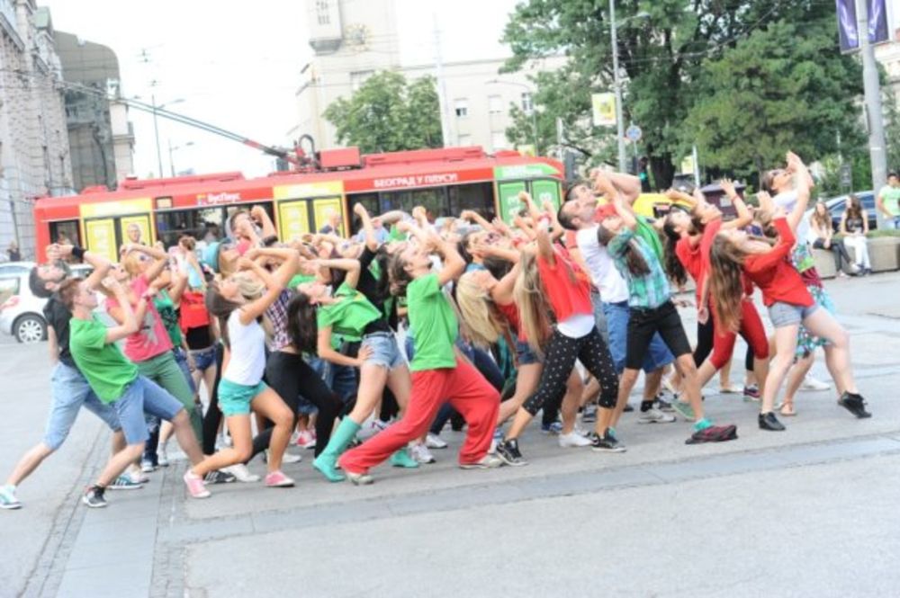 Prvi put u Srbiji, neverovatan plesni performans Flash mob, zabavio je sve prolaznike centra grada, na Trgu Republike, kada je tačno u 17 časova, spontano formirana grupa od preko 50 igrača na čelu sa Vladom Vuksanovićem, Danijelom Jankov I Marinom Tadić zaigr