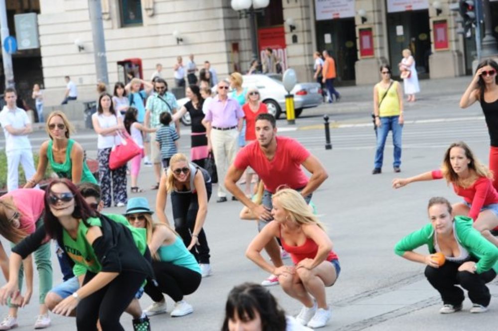 Prvi put u Srbiji, neverovatan plesni performans Flash mob, zabavio je sve prolaznike centra grada, na Trgu Republike, kada je tačno u 17 časova, spontano formirana grupa od preko 50 igrača na čelu sa Vladom Vuksanovićem, Danijelom Jankov I Marinom Tadić zaigr