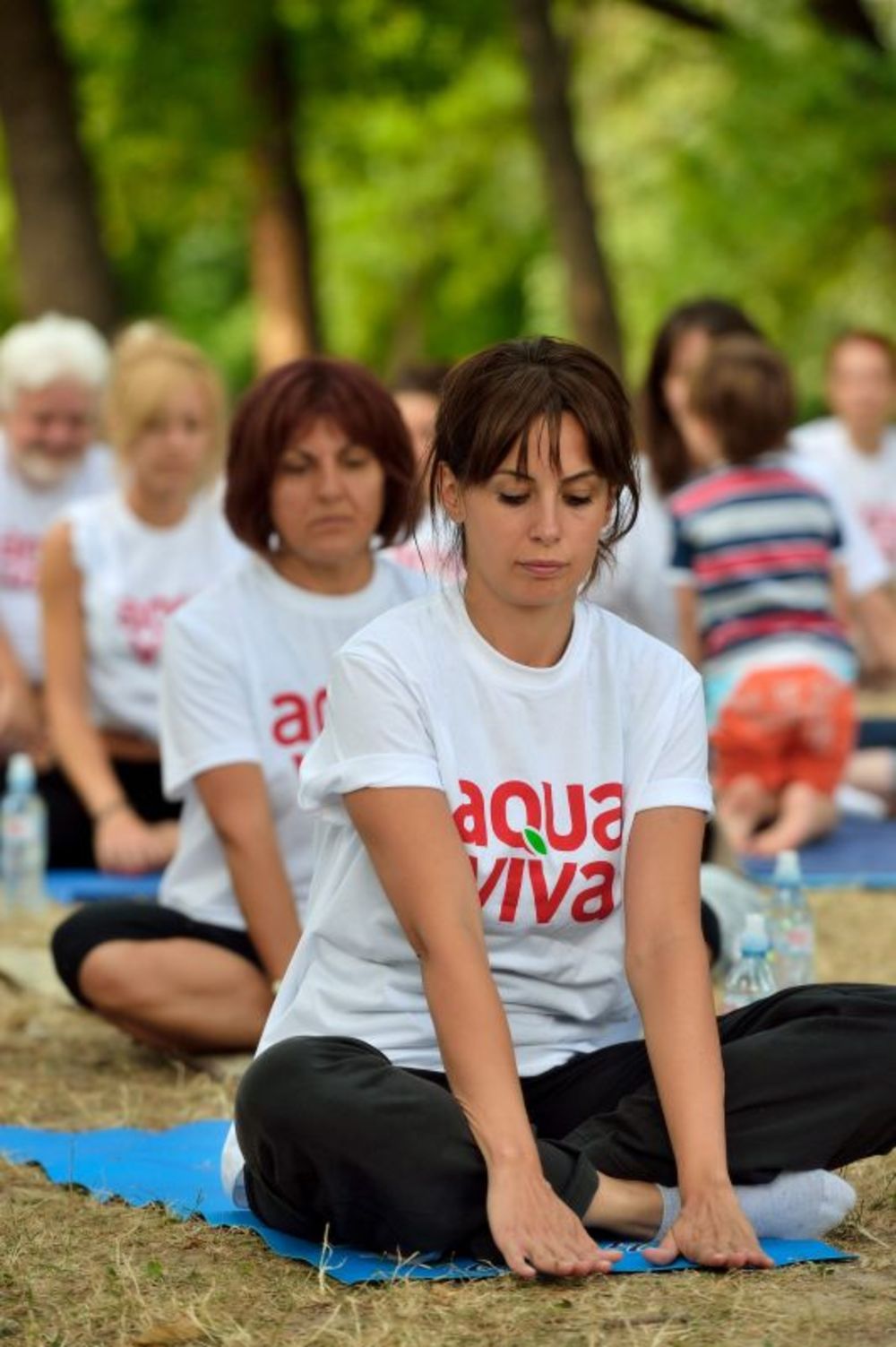 Javni čas joge organizovali su Yoga savez Srbije i Aqua Viva, a ovom događaju prisustvovalo je više od 60 učesnika, među kojima su bili i voditelj Vladimir Stanojević i glumica Borka Tomović.