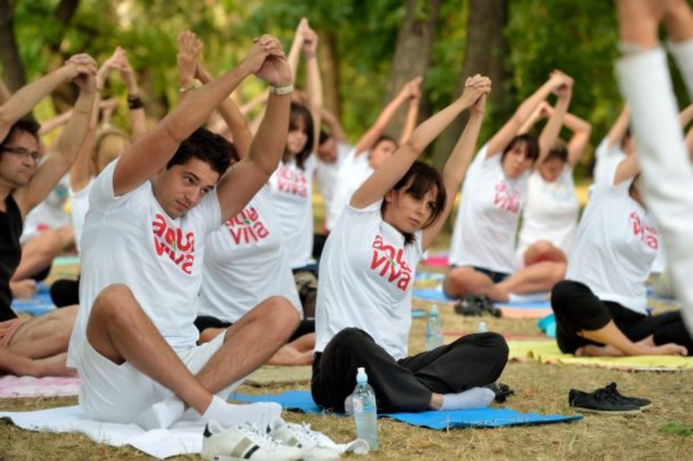 Javni čas joge organizovali su Yoga savez Srbije i Aqua Viva, a ovom događaju prisustvovalo je više od 60 učesnika, među kojima su bili i voditelj Vladimir Stanojević i glumica Borka Tomović.