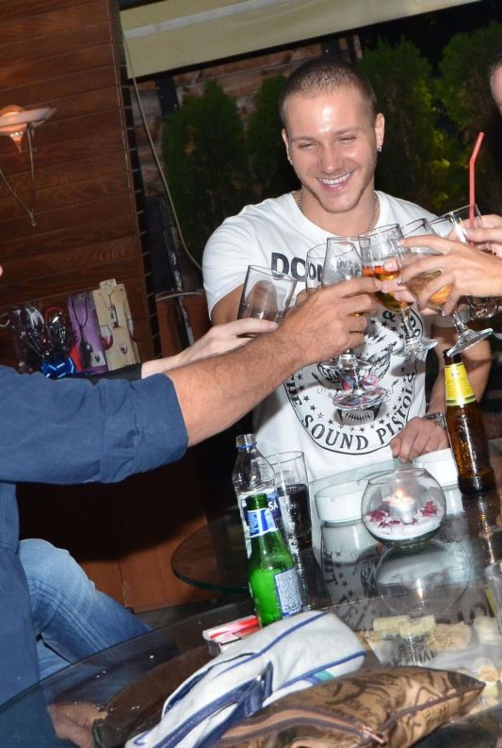 Žurkom u elitnom restoranu Zlatnik Kej na zemunskom keju, pop pevač Saša Kovačević proslavio je 27. rođendan u društvu najboljih prijatelja, porodice i uz tamburaše. Uz piće i večeru, zaslužni građanin Zemuna je slavio, a njegovi drugari naručivali su pesme za