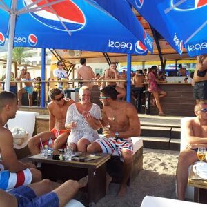 Martina Vrbos, Vlada Vuksanović i Nikola Šoć uživali na plažnom baru Mr Stefan Braun