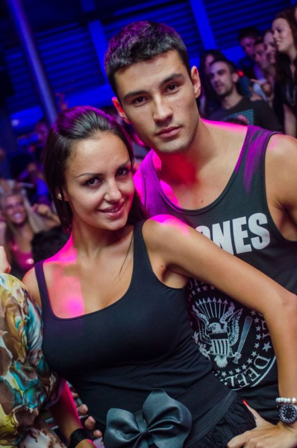 Tradicionalna žurka Fuckin' Famous Night, koja se svake nedelje organizuje na beogradskom splavu River, i ovog puta privukla je impozantan broj ljubitelja r'n'b muzike. Atraktivna uzdanica muzičke kuće City records Marina Visković, voditelji tel